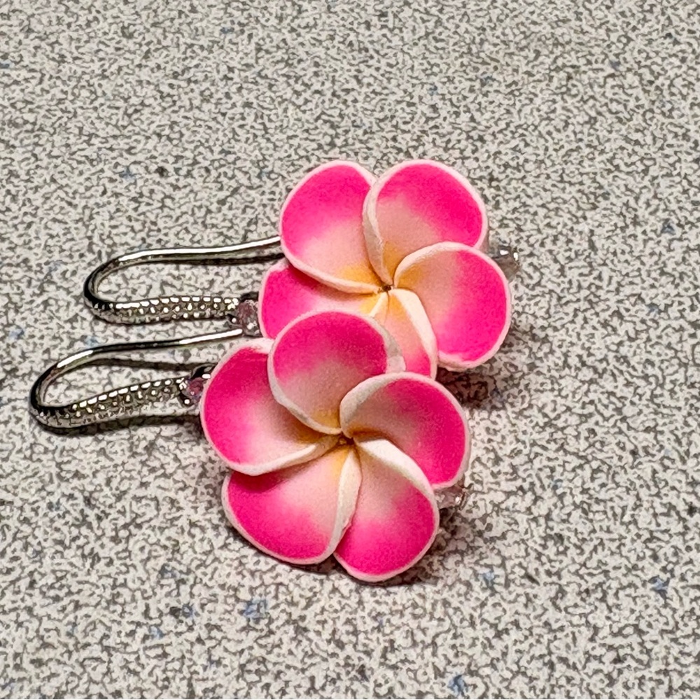 2/25 🌸Hawaiian flower Pink and White polymer clay Earrings